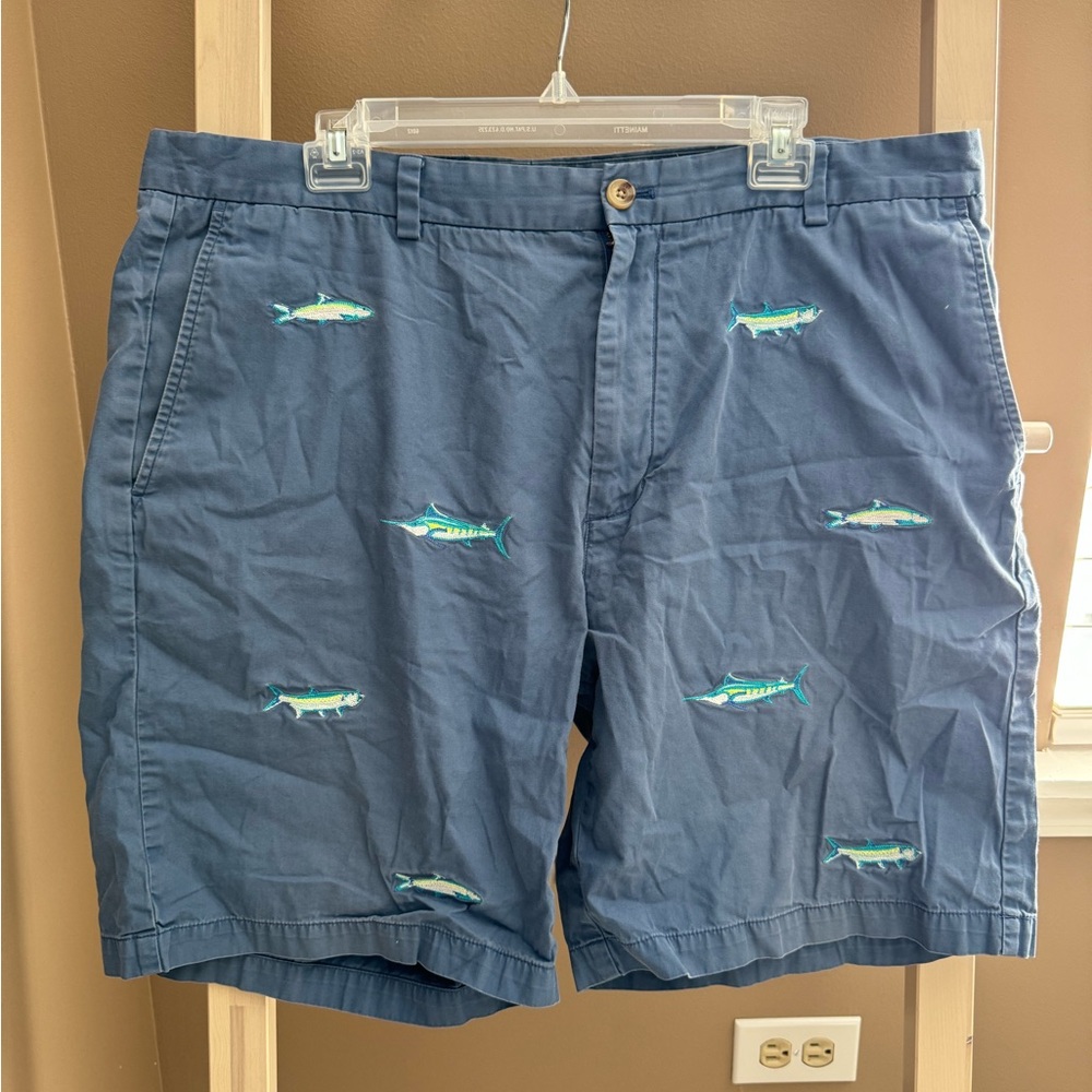 Vineyard vines embroidered fish shorts - size 40